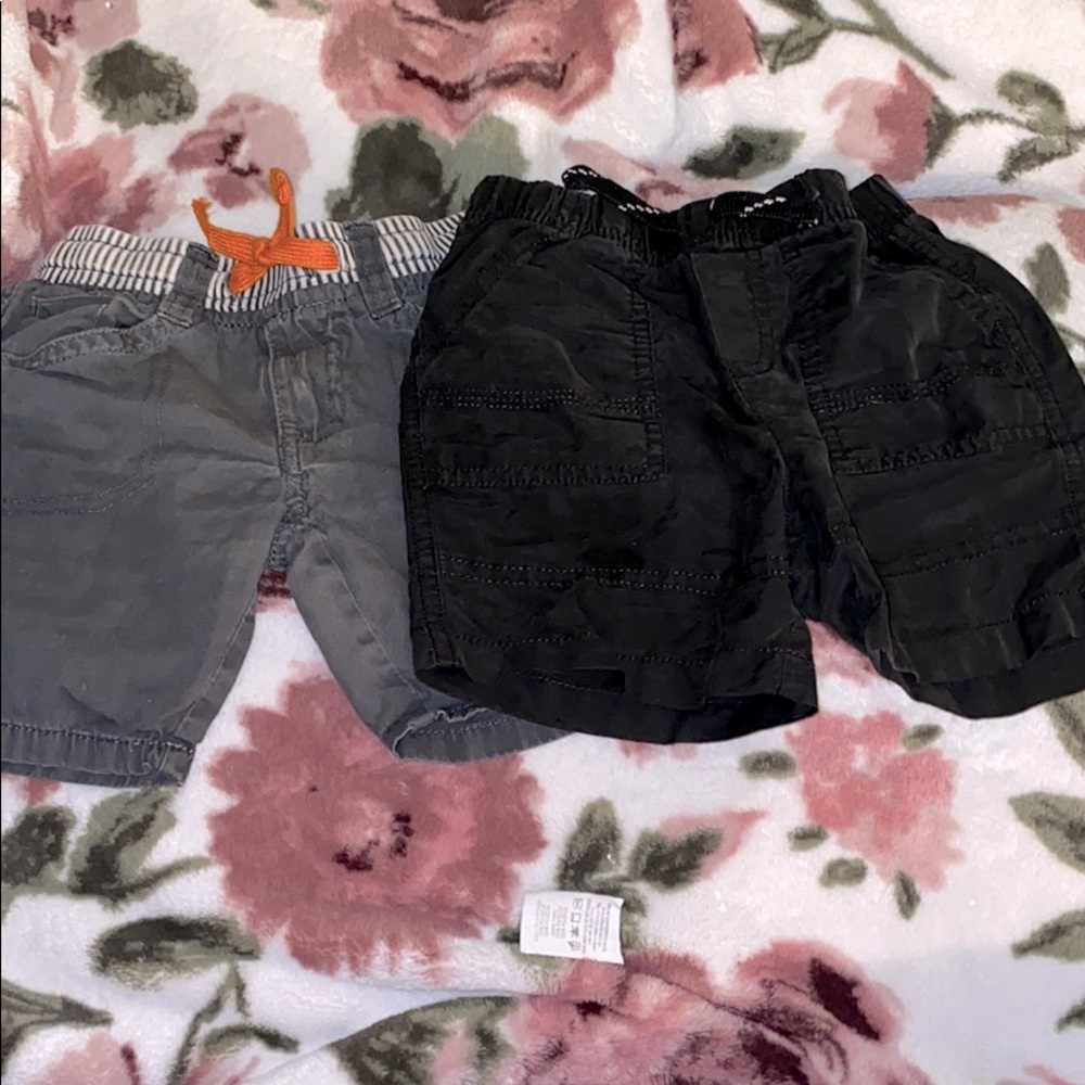 Two pairs of boys shorts grey and black size 3&4.